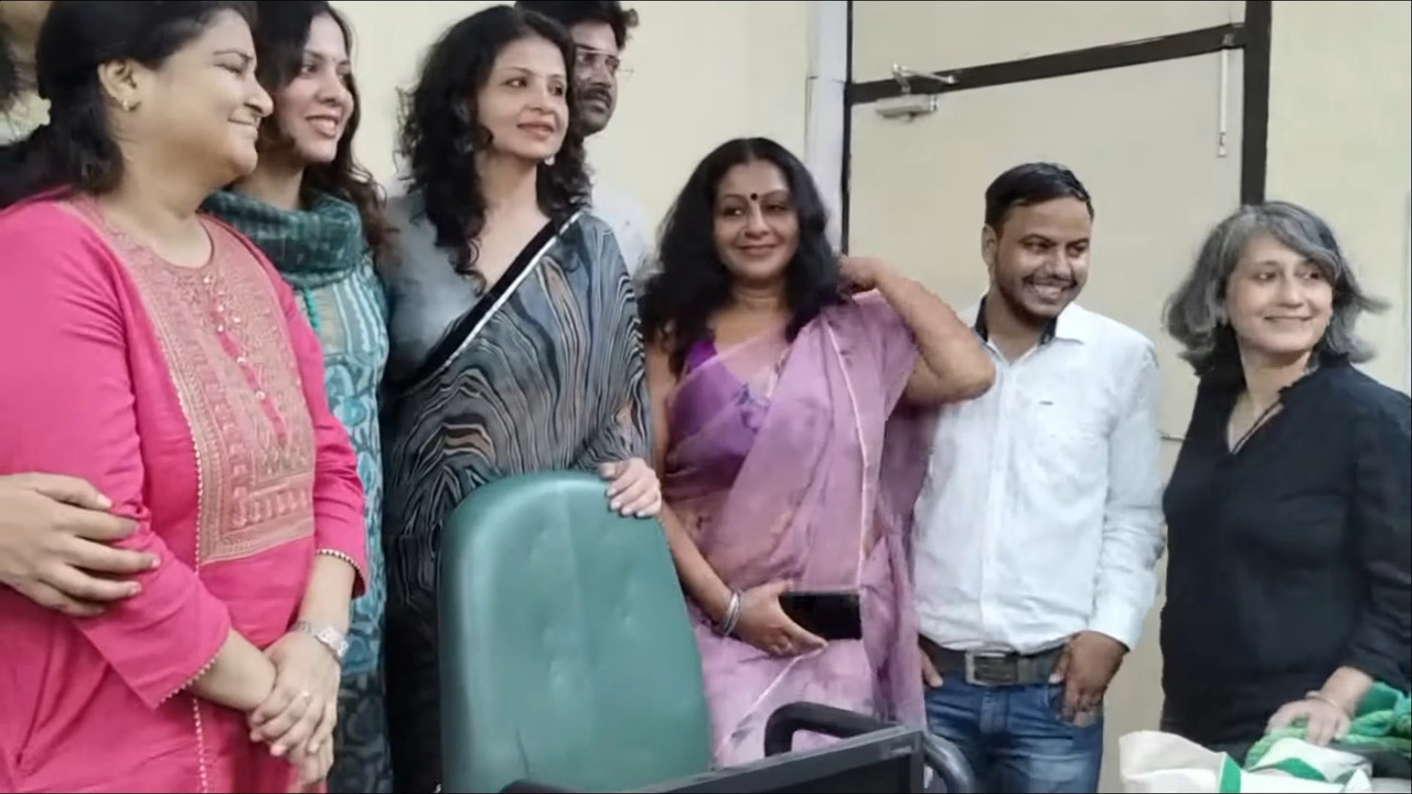 Chubby Bengali aunyt tummy and navel slip in violet saree.mp4_snapshot_00.18.981