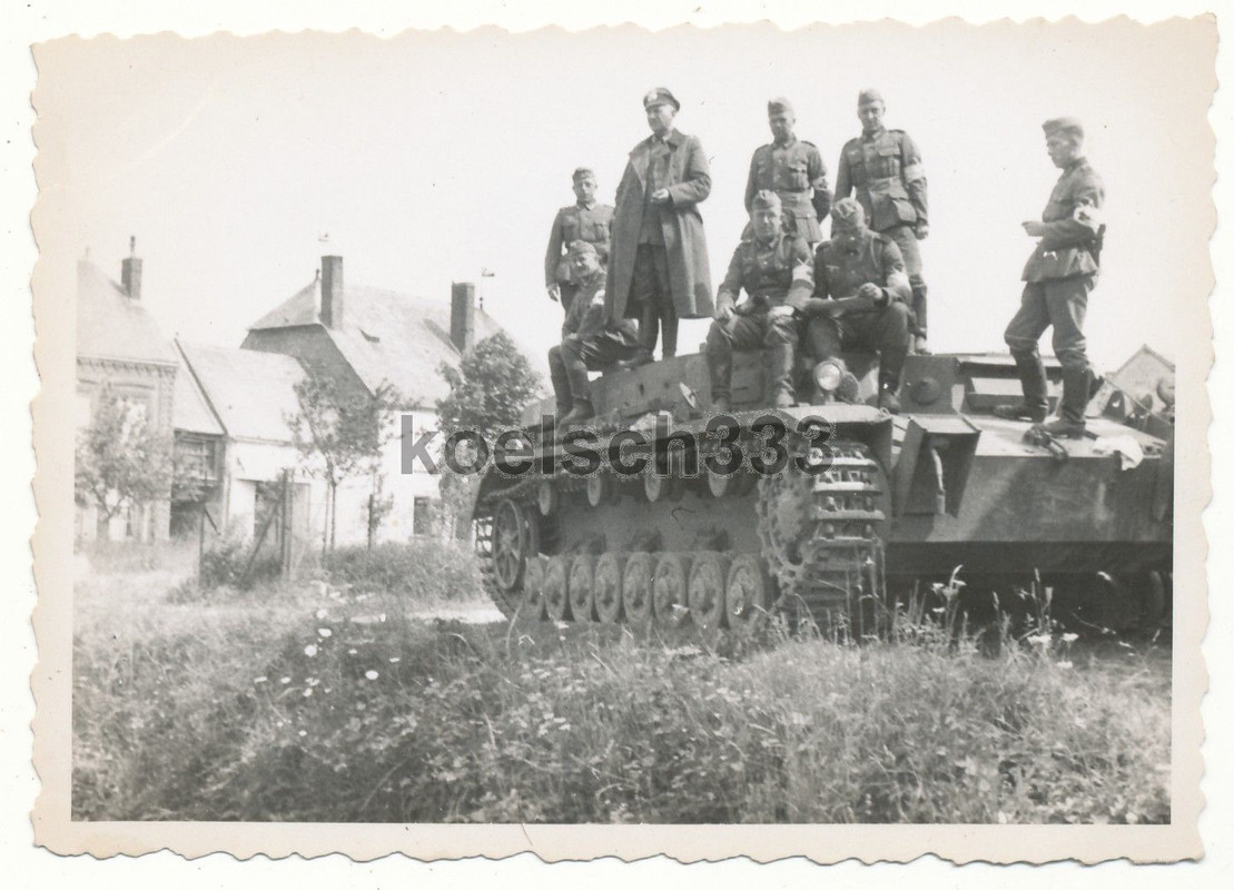Foto Sanitäter auf Panzer IV ohne Turm