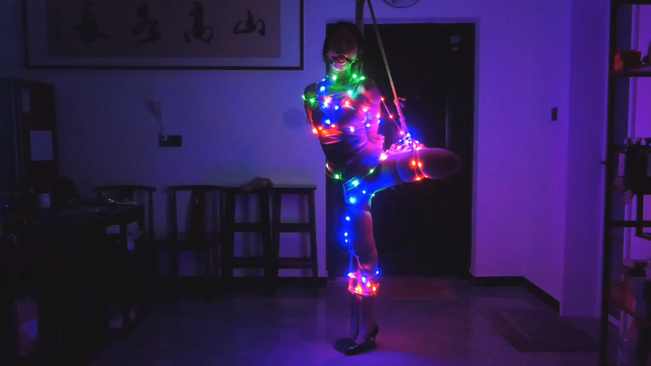 胜景影视 夜幕下很特别的霓虹灯.mp4_20231221_185142.415