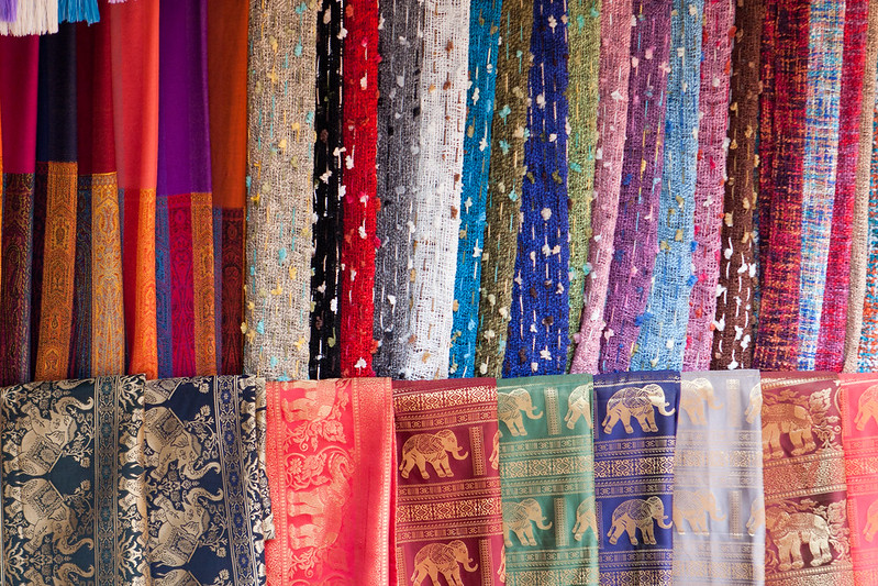 Kain Thai silk, salah satu rekomendasi oleh-oleh dari Thailand.