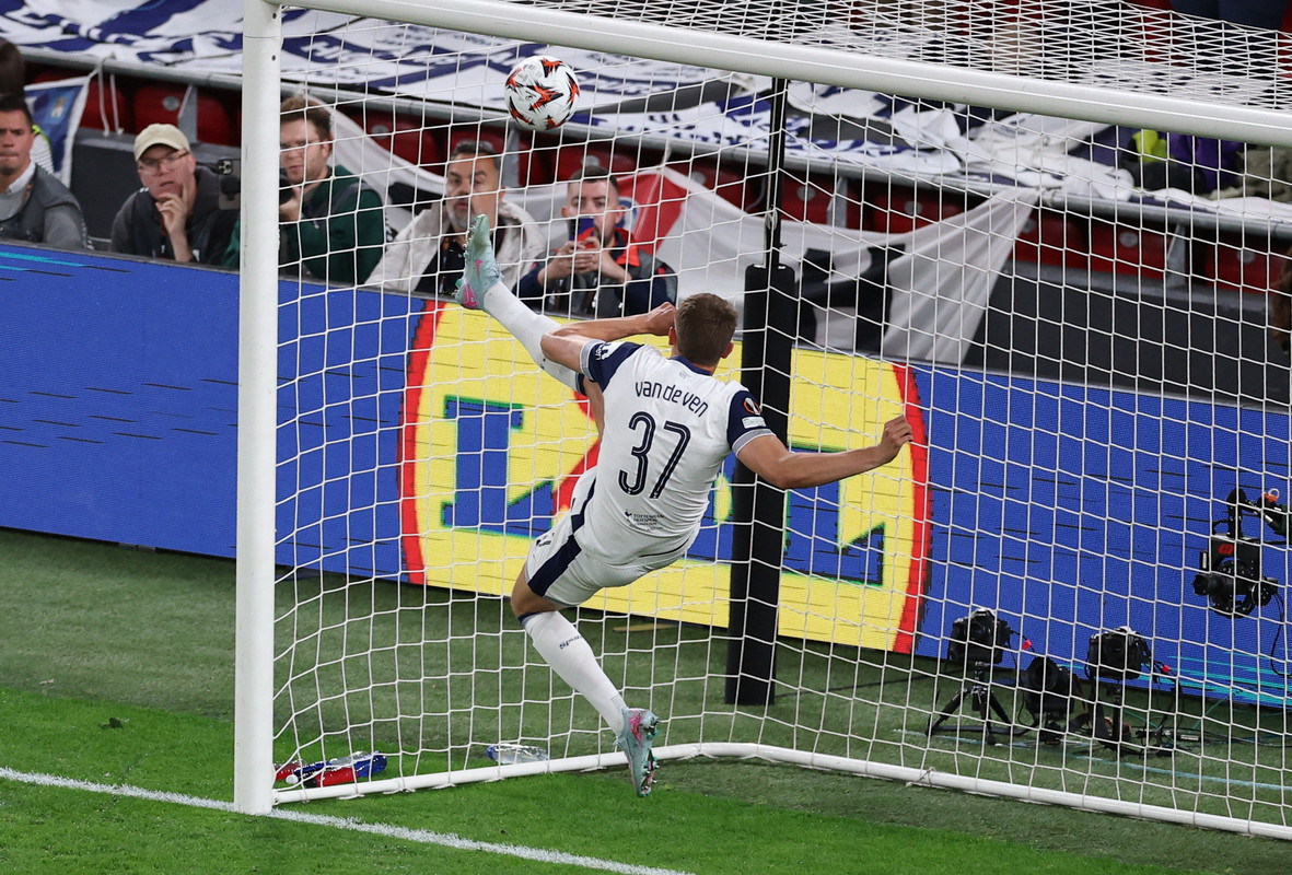 van de Ven salva Tottenham contra o Manchester United (Foto: REUTERS/Juan Medina)