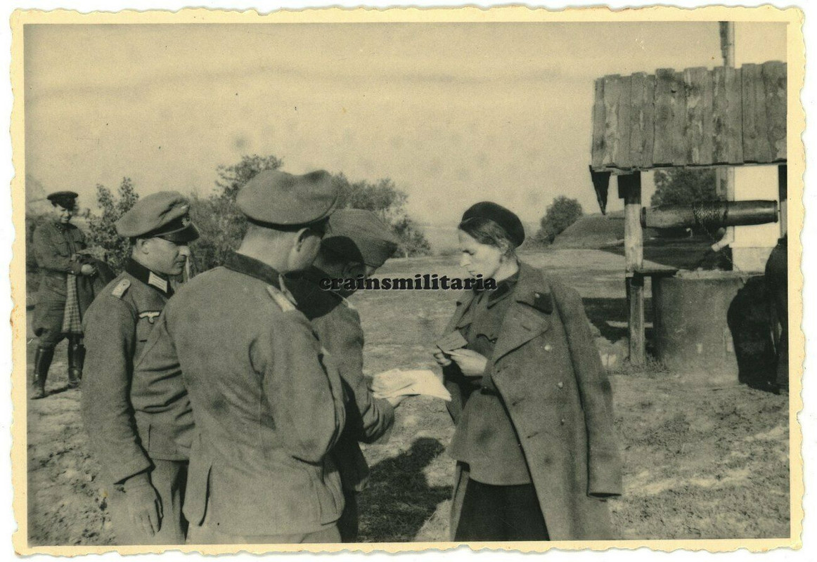 Foto Verhör weibliche Gefangene Flintenweib 29.ID Offiziere Russland 1941