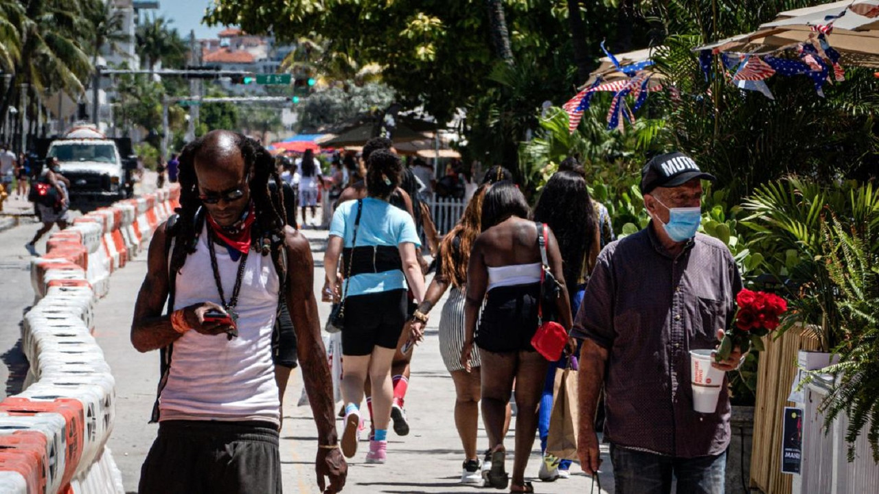 Video capta el momento exacto en que un helicóptero cae en una playa