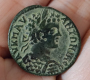 AE26 de Caracalla. ΟVΛΠΙΑΝΩΝ ΑΓΧΙΑΛ / ЄΩΝ. Puerta de ciudad. Anchialus CA