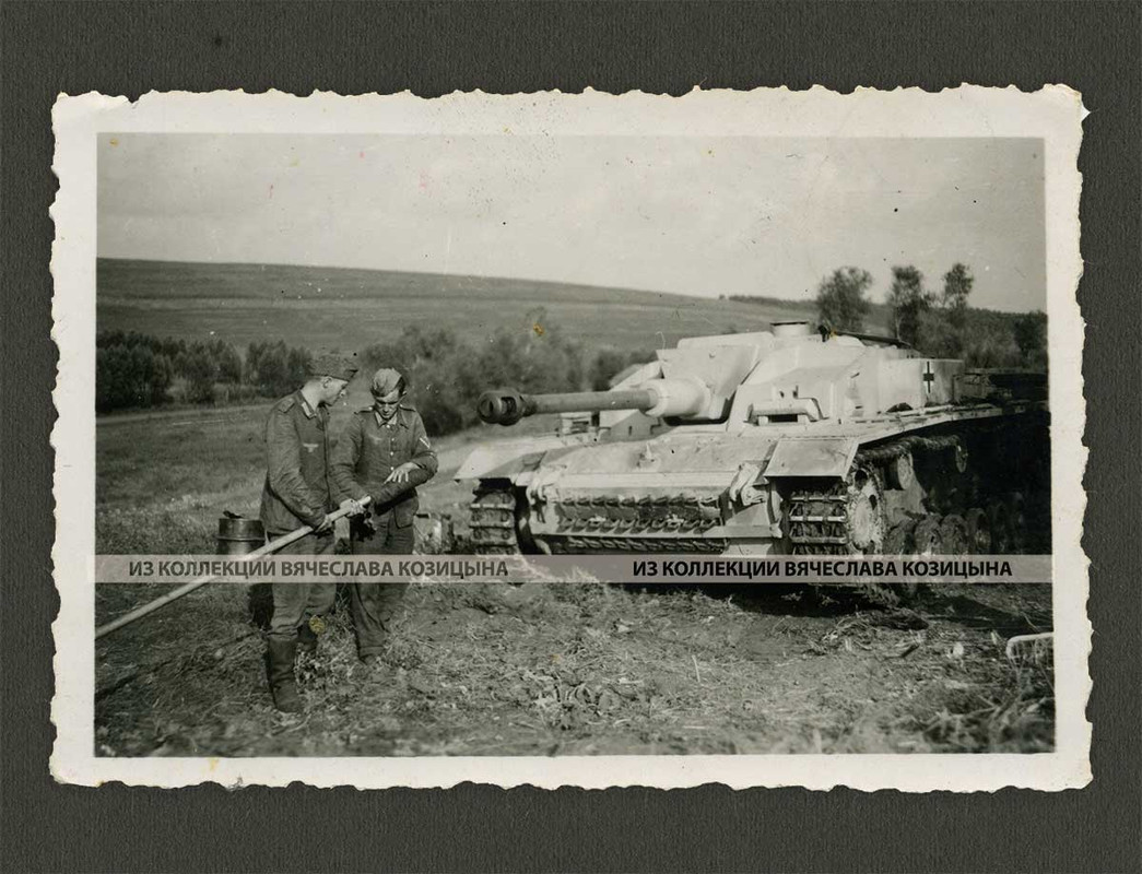 Члены расчета самоходного орудия Sturmgeschütz III Ausf.F с банн