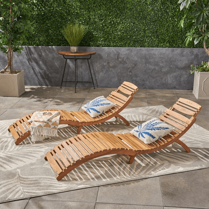 outdoor chaise lounge