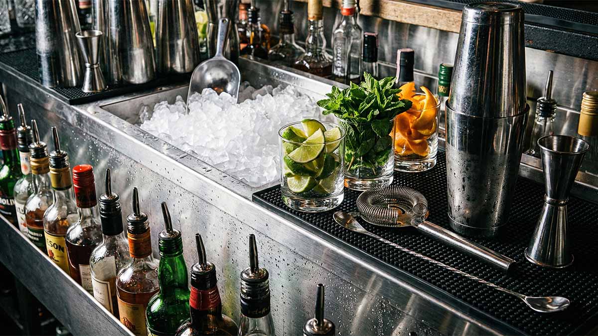 Организация рабочего места бармена: спид-рек, лед и инструменты под рукой для высокой скорости отдачи.