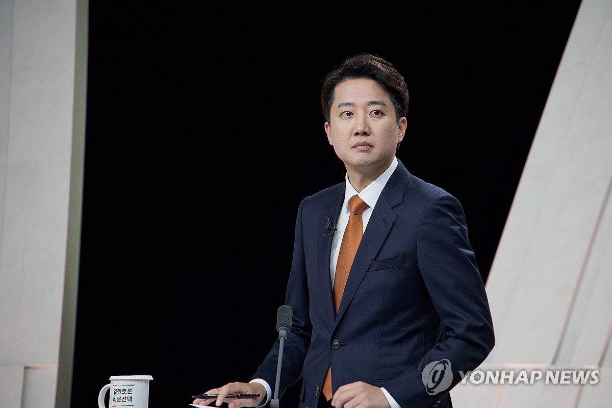 이준석 후보가 TV토론회를 준비하는 모습