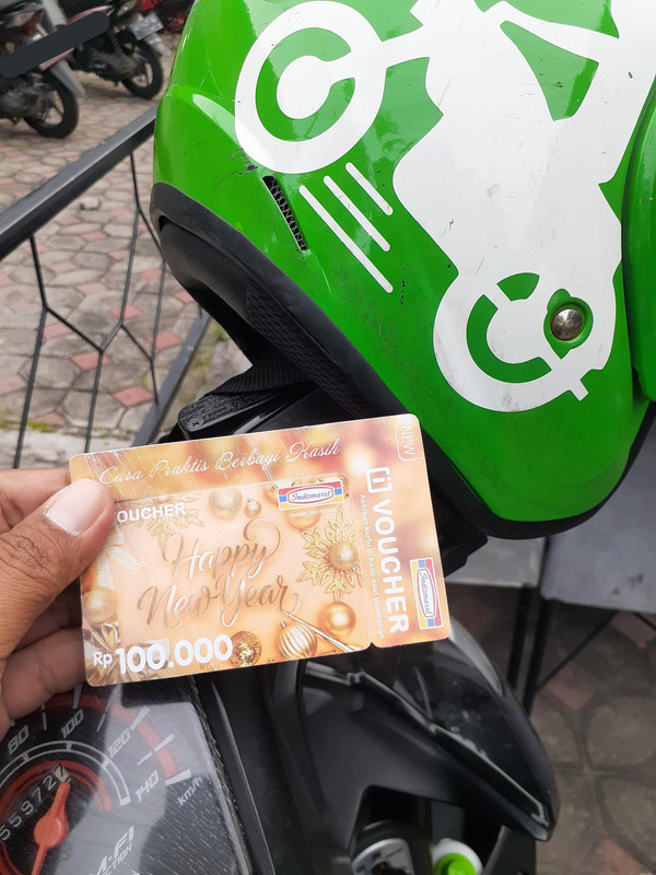 Kisah driver ojek online (ojol) mendapat voucher minimarket.