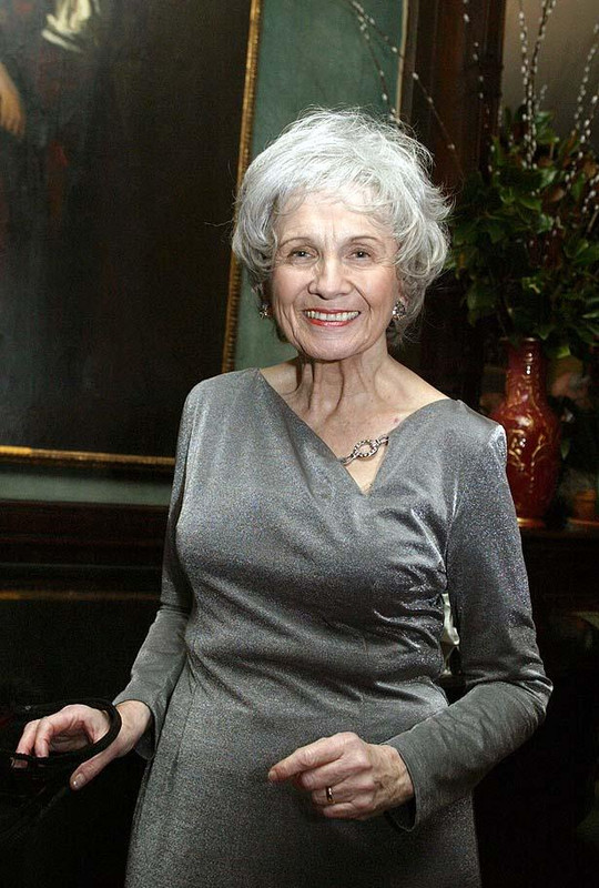 06-canadas-alice-munro-wins-special-man-bookerprize