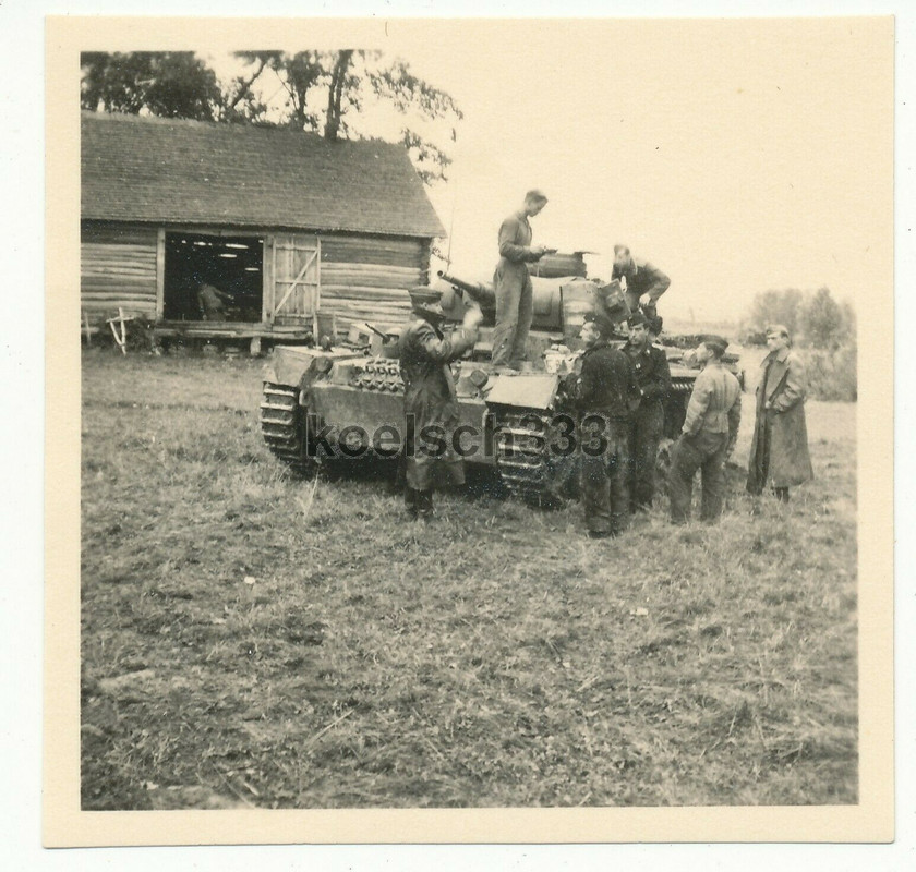 Foto Panzermänner der Wehrmacht am Panzer III an der Ostfront in