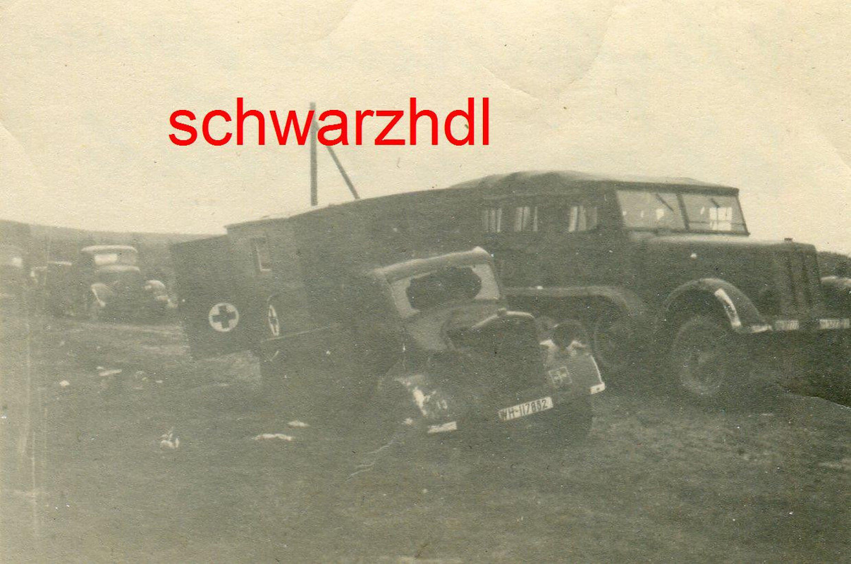 Foto überfallener Sanka Wagen durch Russen Kennung 169. Inf. Div. Halbkette