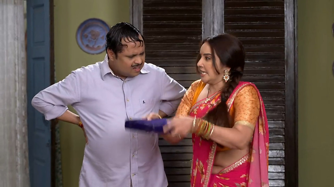 Geetanjali Misha Very Sexy Big Deep Wide Navel Hole in Saree.mp4_snapshot_01.24.467