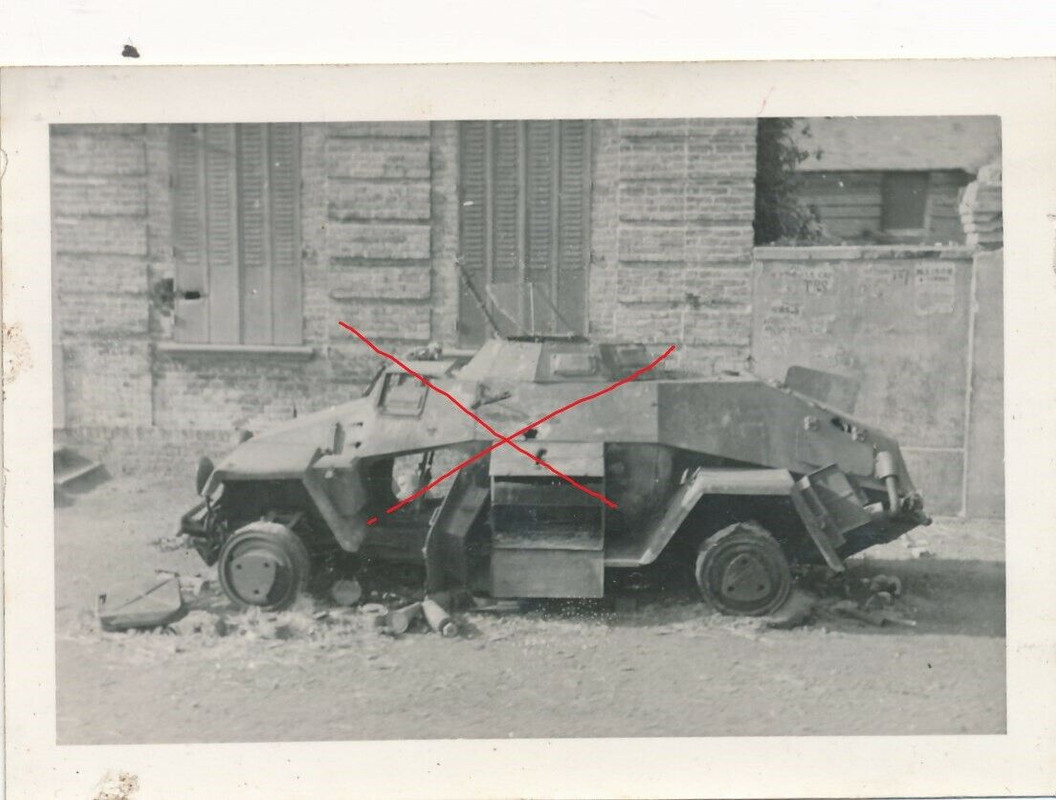 Foto 2, WK Frankreich zerstörter Radpanzer