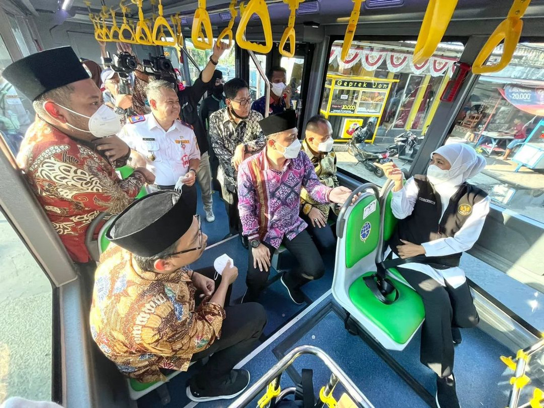 Gubernur Jawa Timur, Khofifah Indar Parawansa melakukan uji coba pengoperasian perdana armada bus TransJatim.