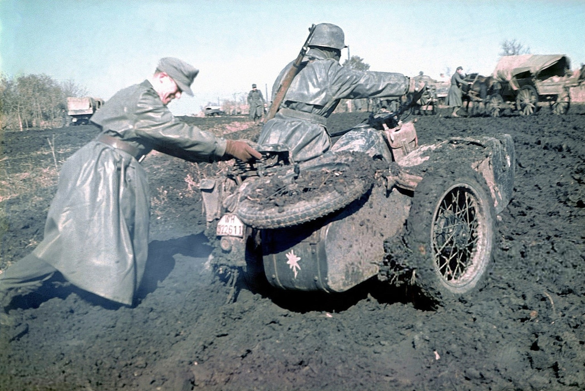 Горные егеря вермахта продираются сквозь грязь в период распутицы на Восточном фронте весной 1942 го