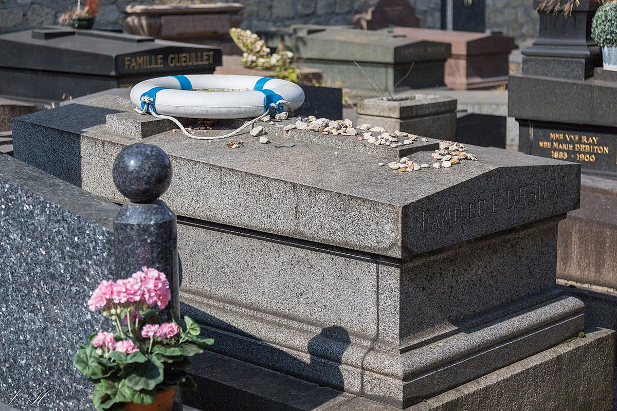 1280px-Tombe-de-Robert-Desnos