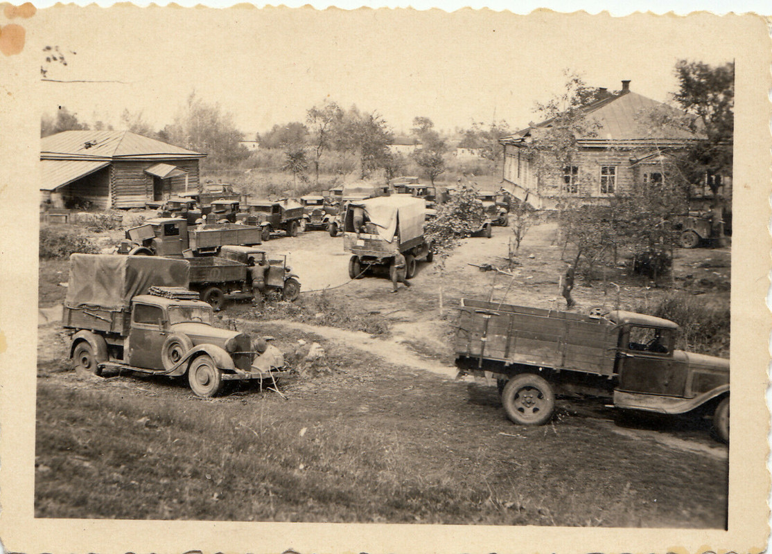 Wehrmacht Rußland leichte LKW Lastwagen in Dorf