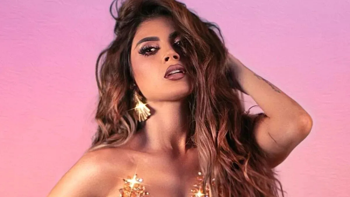 Kimberly Flores se convierte en la burla de las redes por su debut como cantante