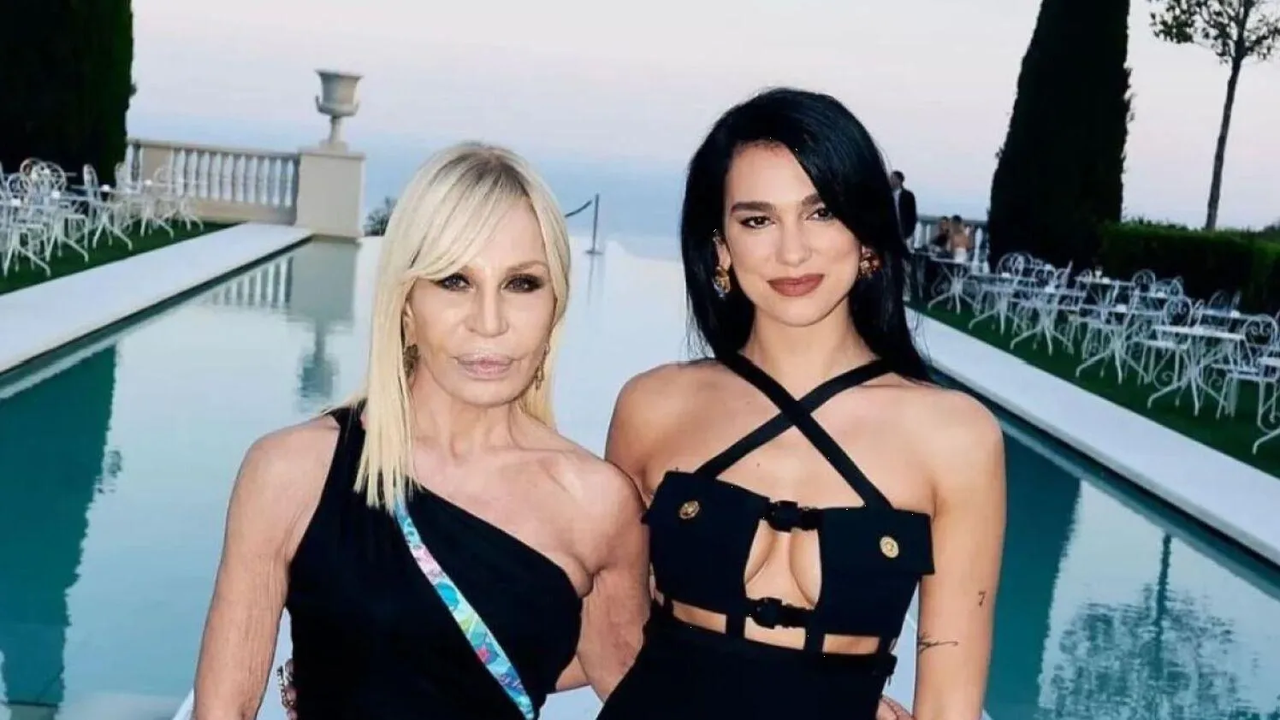 Dua Lipa más explosiva que nunca como inspiración de Donatella Versace