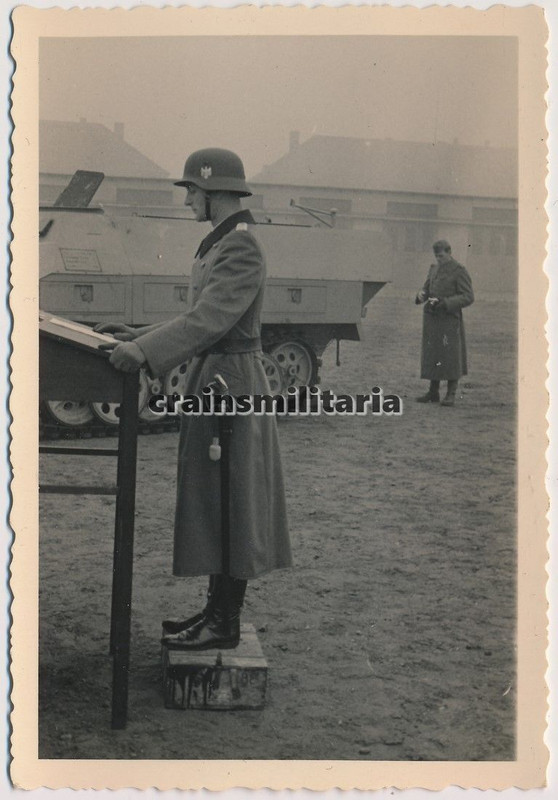 Orig. Foto Offiziere b. Panzerspähwagen SdKfz 25