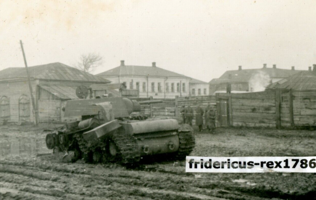 Foto WH Russland Ukraine Panzer KW Serie zerschossen auf Straße HKL