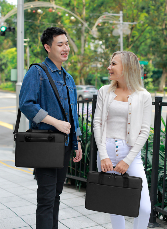 Una persona llevando el estuche Dell EcoLoop Pro, mostrando su portabilidad.