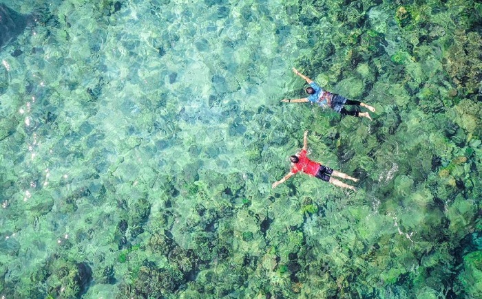 Momen Sandiaga Uno saat berenang di Pulau Tubir Seram, Kabupaten Fakfak, Papua Barat.