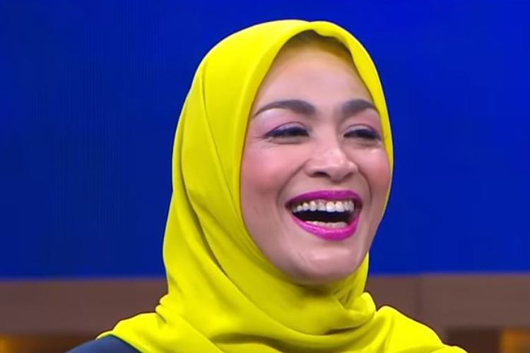 Presenter Dewi Hughes saat tampil di tayangan Ini Baru Empat Mata di Trans 7 ( tangkapan layar akun YouTube Trans7 Official)
 