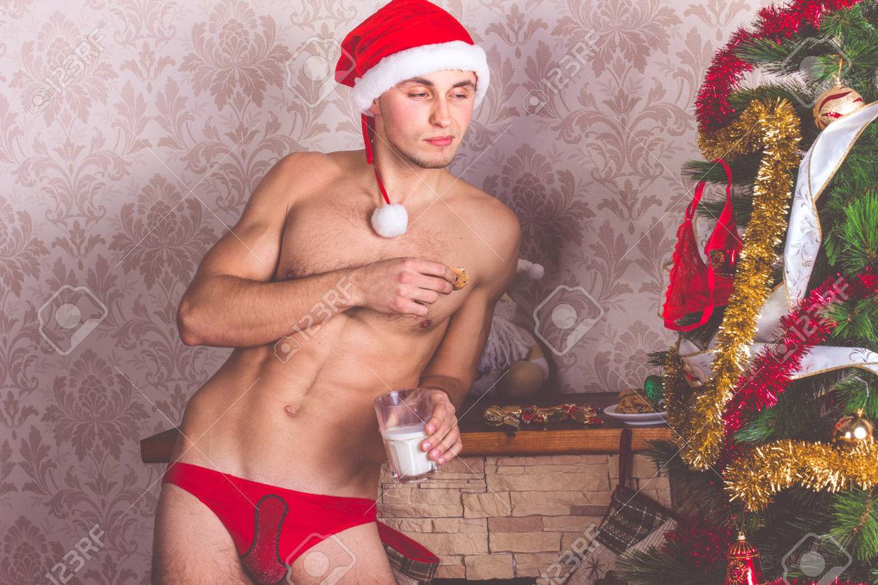 65727582-sexy-uomo-nudo-santa-con-i-biscotti-e-latte-e-trovare-mutandine-rosse-della-donna-sull-albe