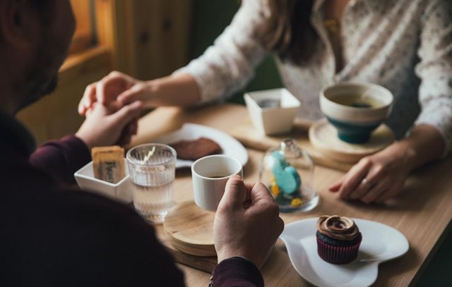 Aumentan usuarios que recurren a sitios web de Sugar Dating para encontrar acompañantes Cena-pareja