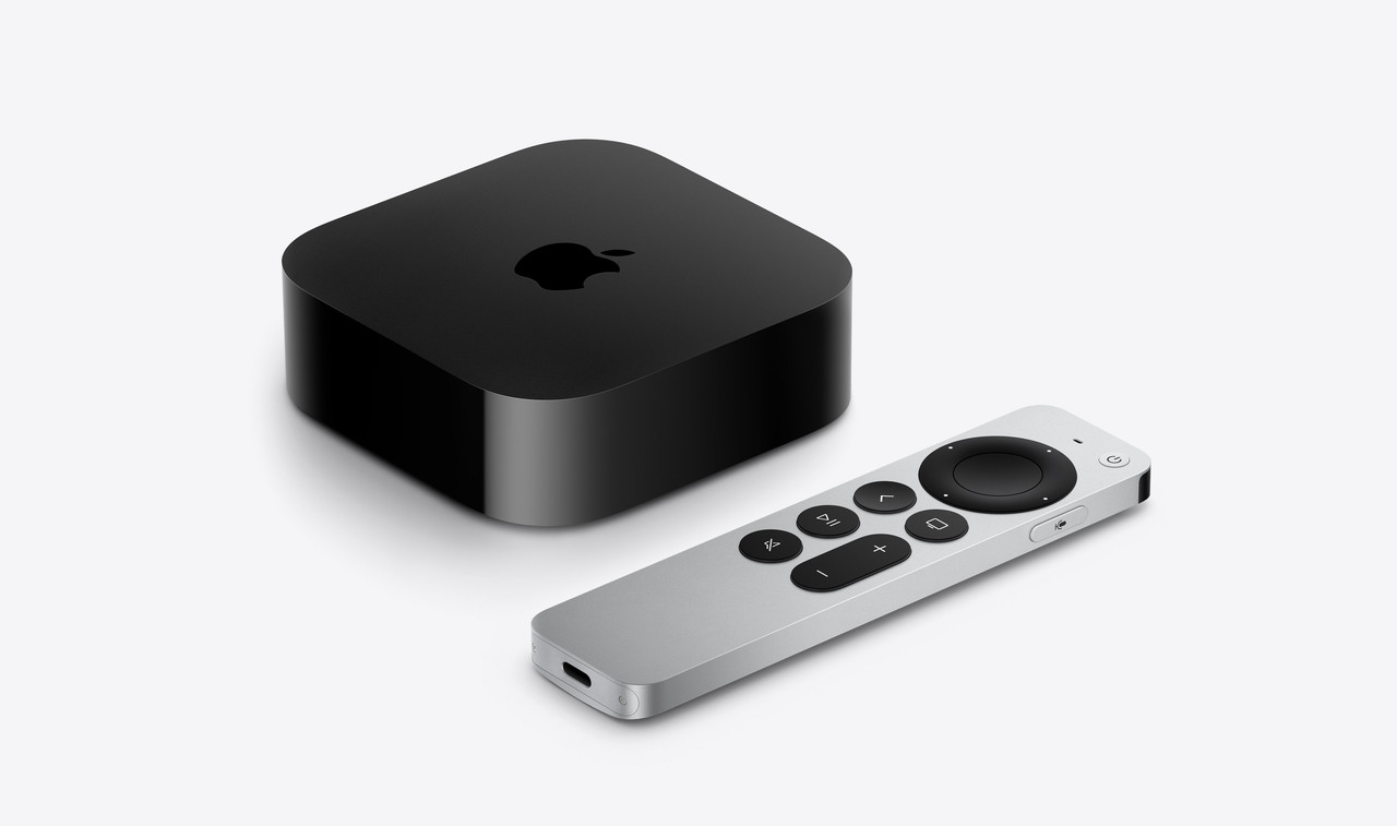 El Apple TV 4K y el Siri Remote en un entorno de sala de estar.