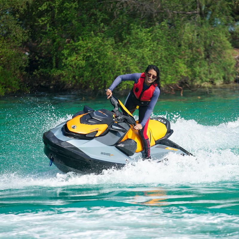 Gemar olahraga, ini 7 potret kece Anindya Putri saat bermain jet ski