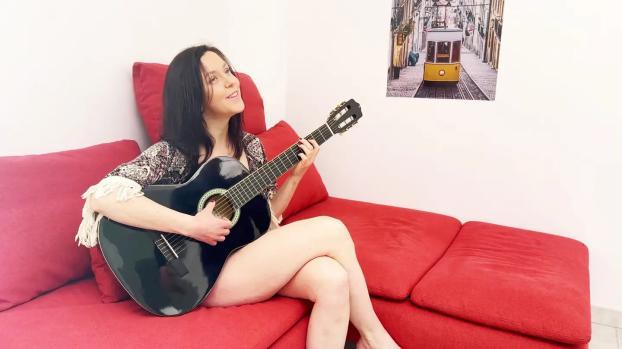 JacquieEtMichelTV – Lily Rose – Leaves the guitar for another activity