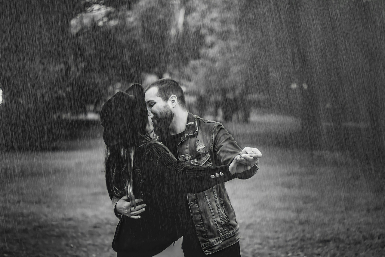 kissing-in-rain