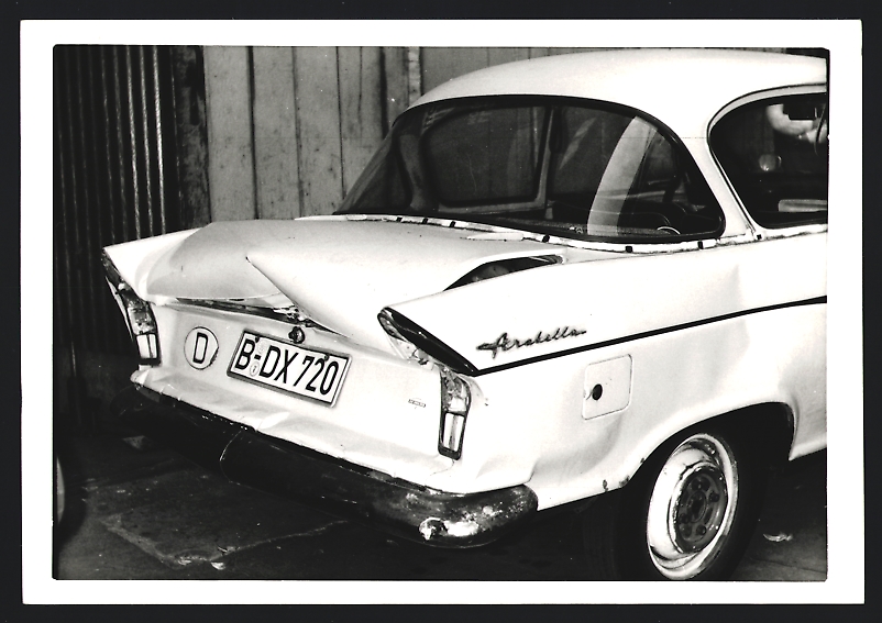 back side 4 Fotografien Auto Borgward Arabella Kfz Kennzeichen Berlin PKW mit Front und Heckschaden
