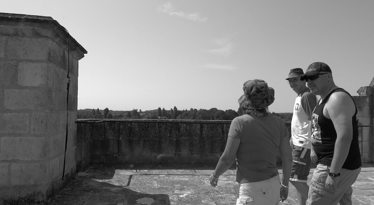 06.17b - Scenka książkowa wspinanie się po murach