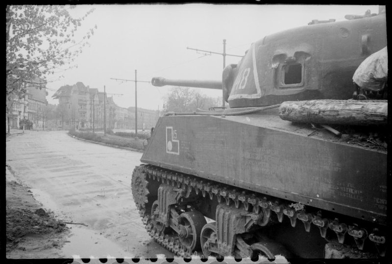 1-й Белорусский фронт. Берлин. Американский танк Шерман в бортовой проекции (№ 148) на улице города.