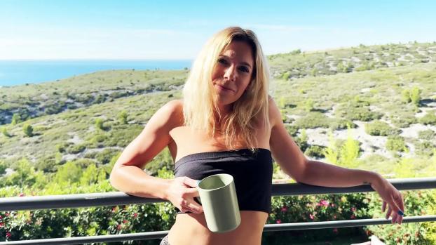 JacquieEtMichelTV – Kleo – Three tails to satisfy her