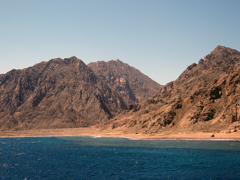 Ilustrasi pantai di Gabr el-Bint di Semenanjung Sinai, Mesir, tempat seorang wanita 39 tahun menemukan makhluk aneh.