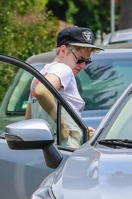 Kristen Stewart Los Feliz July 21st 18_004