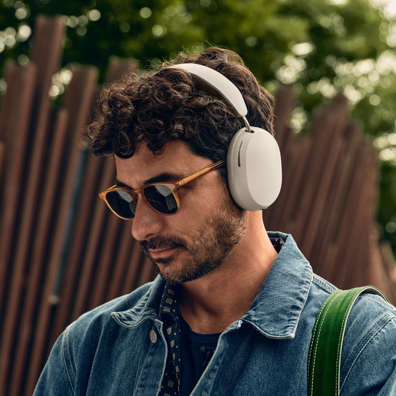 Audífonos Sonos Ace mostrando su diseño premium y almohadillas de espuma viscoelástica.