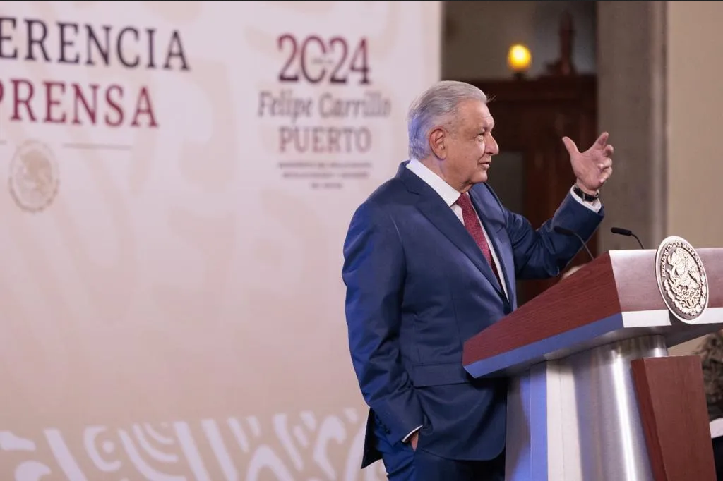 AMLO acusa que magistrado del Tribunal Electoral busca prohibir la venta de su libro