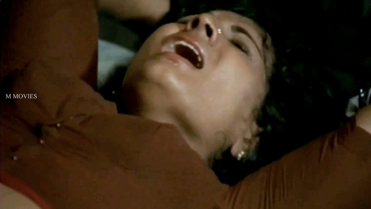 Jayabharathi Sexy Sizzling Deep Navel and boob scenes from Nagamadathu mp4 snapshot 00 24 938