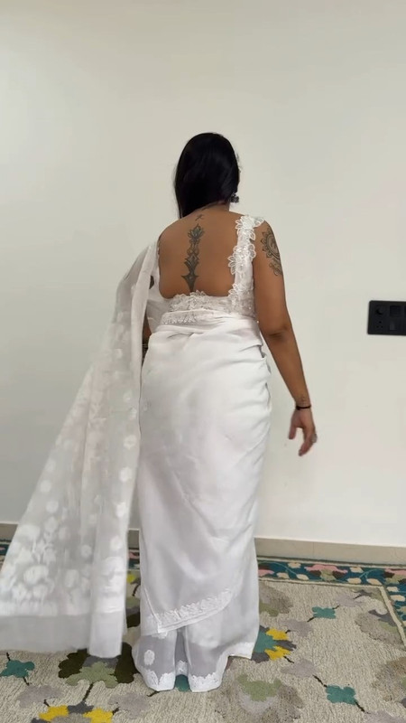 Hot fleshy Bengali lady seductive breast and deep navel show in white saree.mp4_snapshot_00.10.610