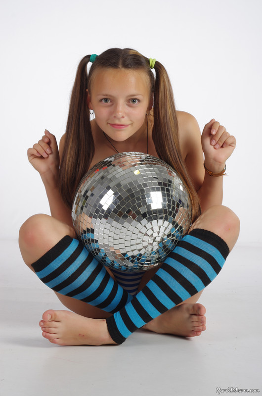 MarvelCharm_Nika-Disco-Ball-054