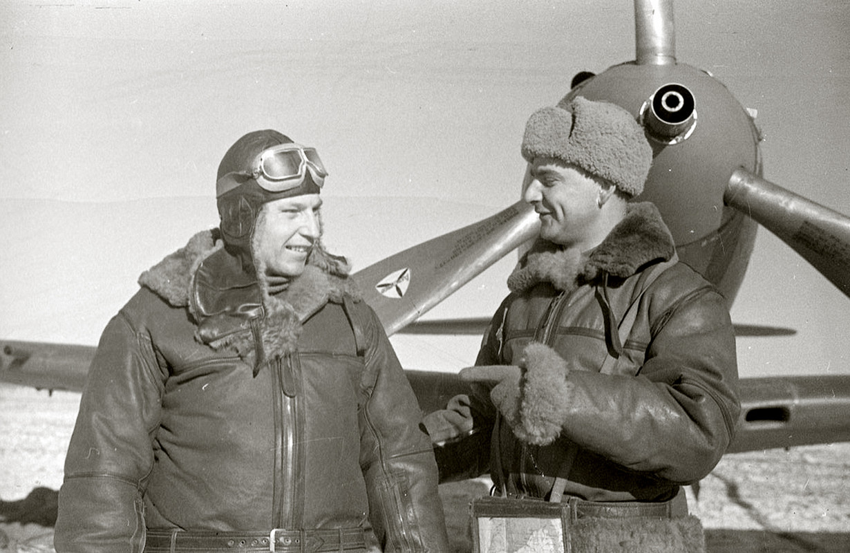 Aircrew-USSR-pilots-16GvIAP-AI-Pokryshkin-and-DB-Glinka-100GvIAP-01