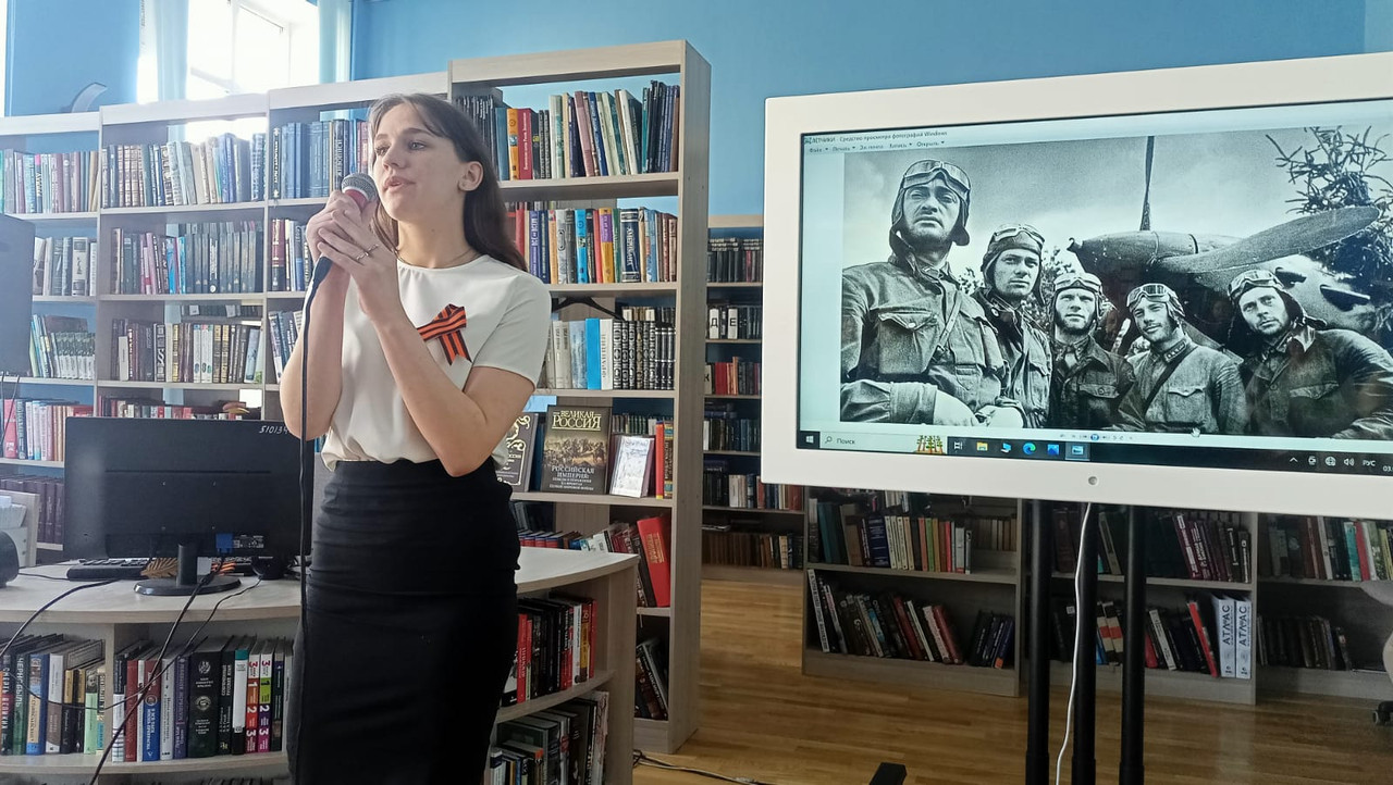 Поёт студентка