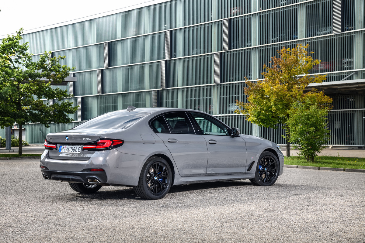 P90395440_highRes_the-new-bmw-545e-xdr