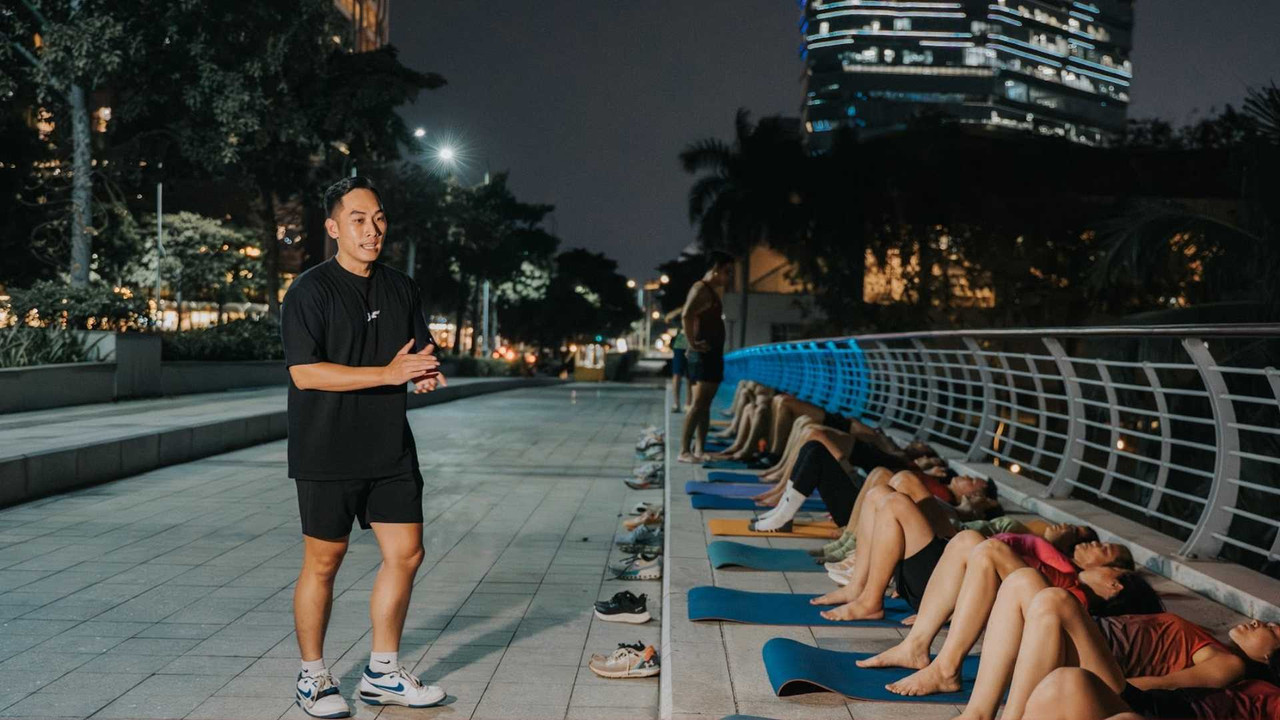 Cách khắc phục đau đầu gối khi chạy bộ - coach hướng dẫn buổi tập mobility ngoài trời tại TP.HCM của lớp ĐỘ KHỚP